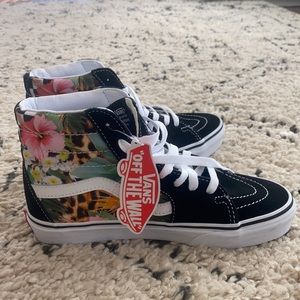 Brand new pair of super cute SK8 - Hi Vans